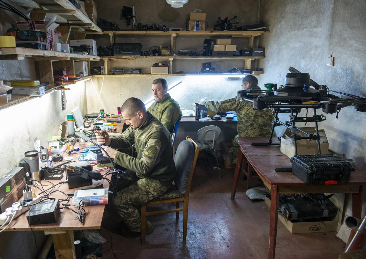 Imagen secundaria 1 - Procurador en el centro de control y talleres de producción de drones y de su munición.