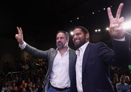 El líder de Vox, Santiago Abascal (i), y el secretario general del partido, Ignacio Garriga