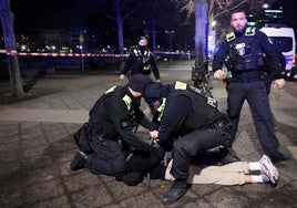 La Policía detiene a un sospechoso en el lugar donde una persona fue apuñalada este viernes en Berlín.