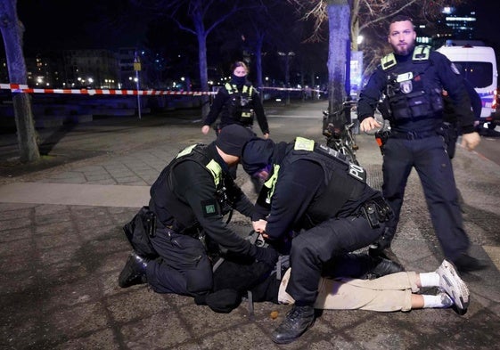 La Policía detiene a un sospechoso en el lugar donde una persona fue apuñalada este viernes en Berlín.