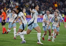 Cristina Martín-Prieto, autora del gol de la victoria de España, con Salma Paralluelo a su izquierda.