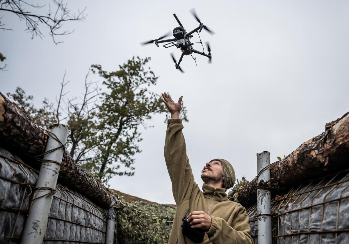 Un soldado ucraniano hace despegar un dron cerca del frente de Pokrovsk.