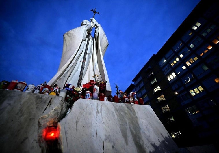 «El Papa es un paciente frágil. No está fuera de peligro»