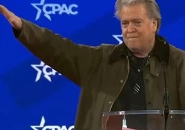 Steve Bannon hace el saludo nazi