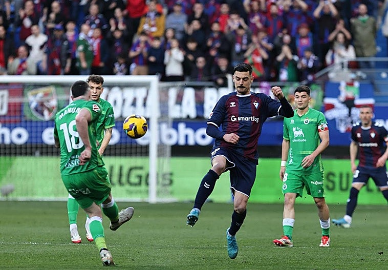 San José consigue un empate en su debut con el Eibar ante el Racing