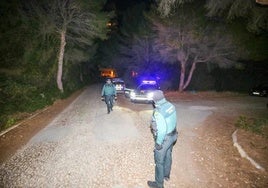 Una patrulla de la Guardia Civil corta el tráfico en una carretera cerca de la escena del crimen de tres hombres en el Saler.