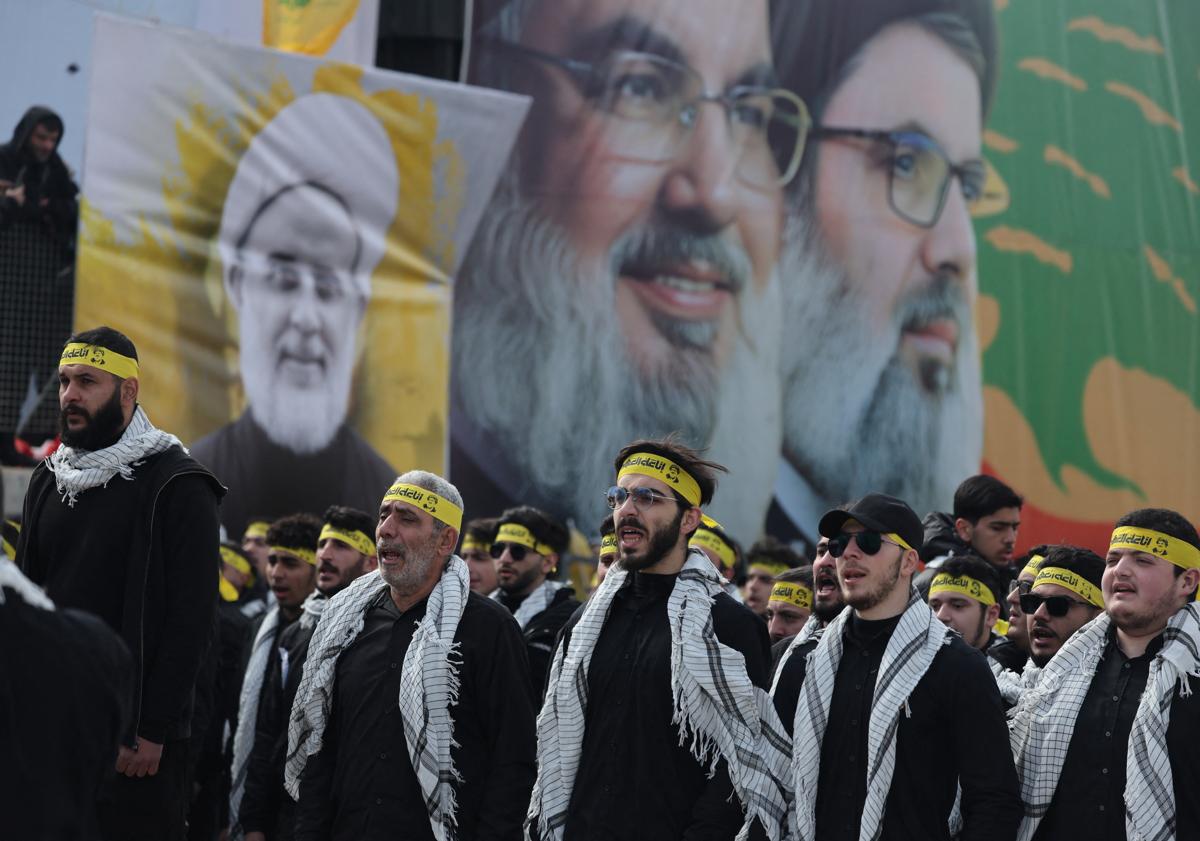 Imagen principal - Imágenes del funeral de Nasrallah.