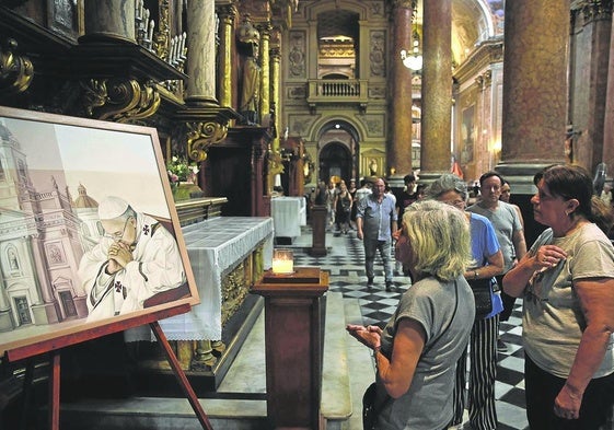 Feligreses rezan por el papa Francisco en la basílica San José de Flores de Buenos Aires, ciudad natal del pontífice.