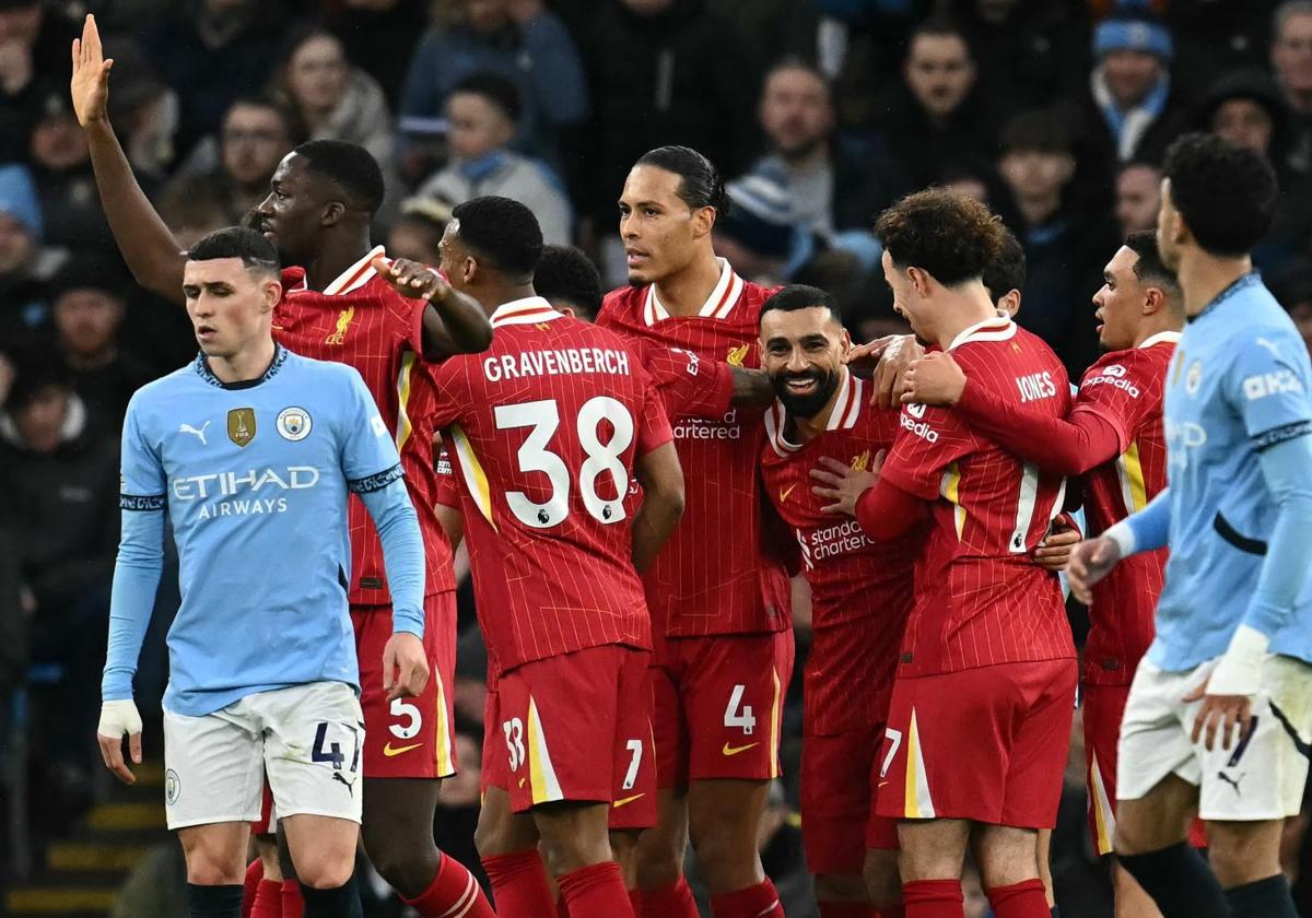 Los jugadores del Liverpool celebran el gol de Salah en el Etihad.