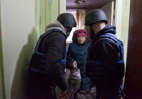 Una mujer es evacuada de una ciudad en el frente del Donbás.