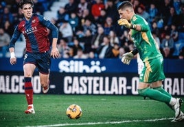 Carlos Álvarez impulsa al Levante al playoff ante el Mirandés