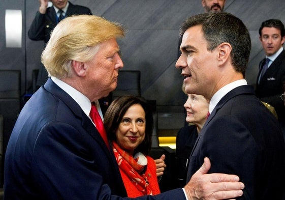 Donald Trump y el presidente Pedro Sánchez, la primera vez que ambos se vieron, en julio de 2018 durante una cumbre de la OTAN.