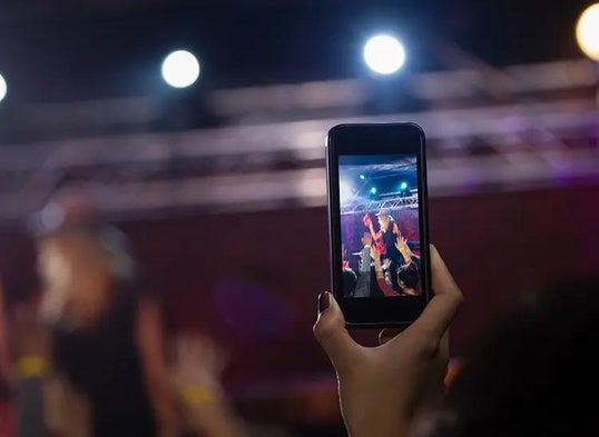 Grabación en vertical de un concierto.