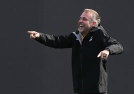 Hansi Flick, técnico del Barça, bromea con sus jugadores en el entrenamiento de este lunes.