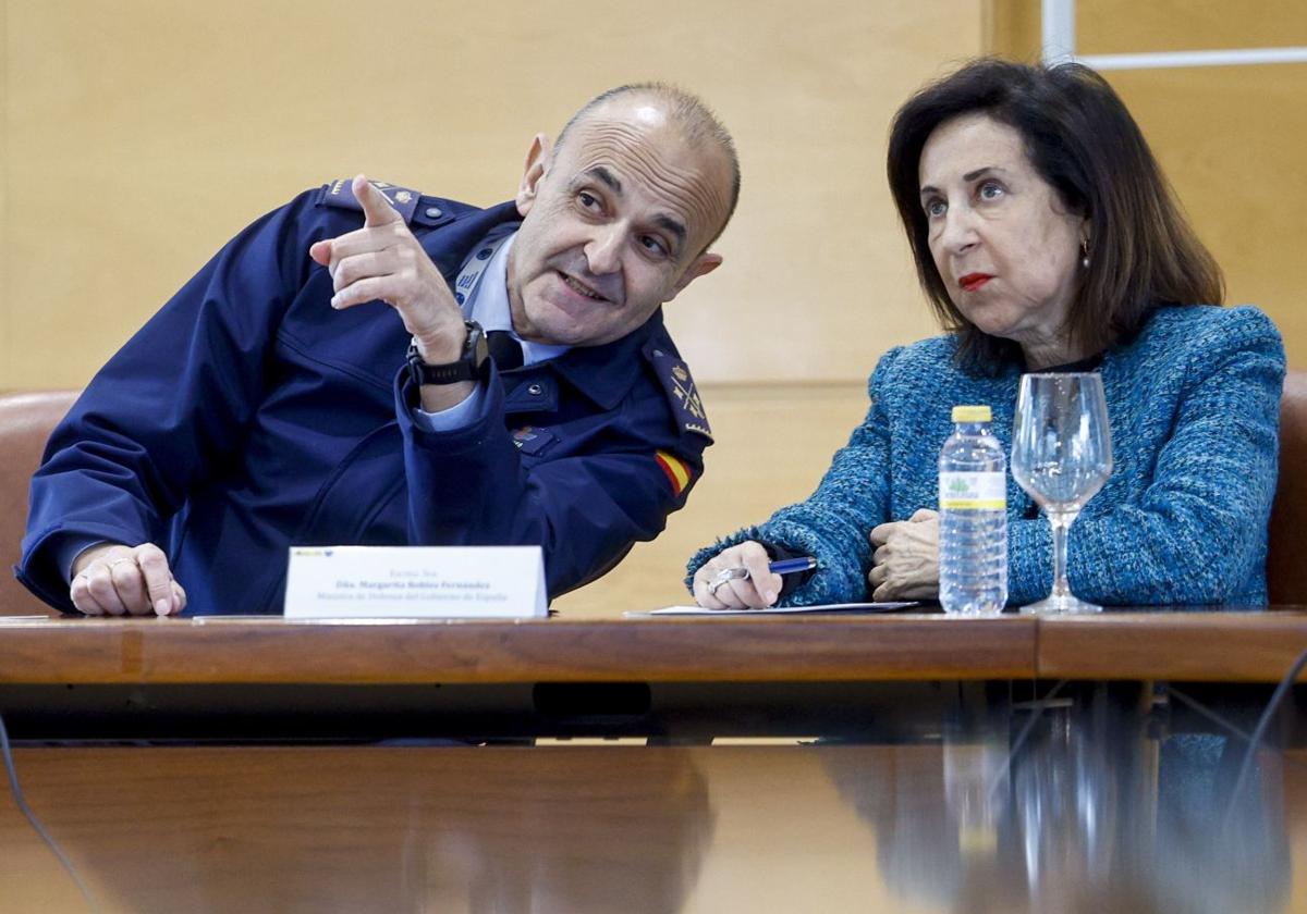 La ministra de Defensa, Margarita Robles, junto al teniente general Julio Ayuso