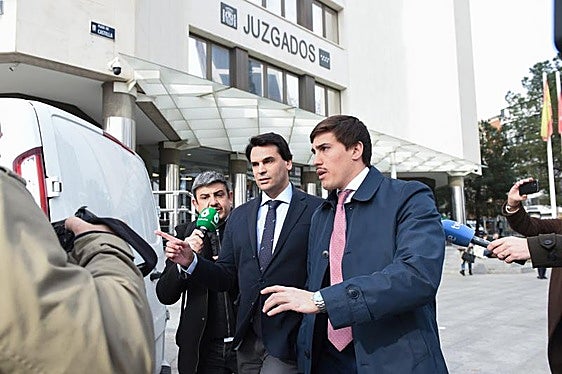 Alberto González Amador (centro), junto a su abogado, a la salida de los juzgados en Madrid.