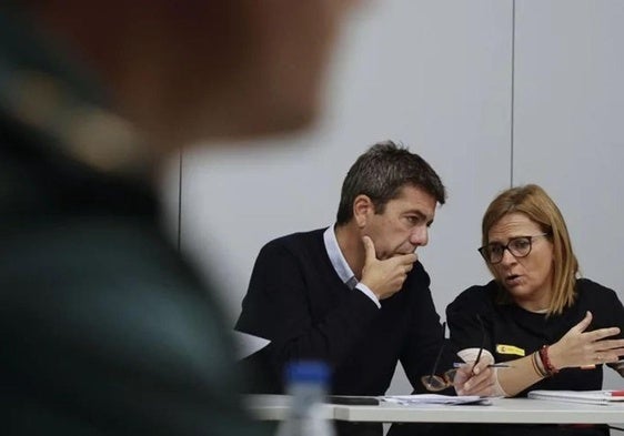 El presidente de la Generalitat valenciana, Carlos Mazón, y la delegada del Gobierno, Pilar Bernabé, en una reunión del centro de coordinación de emergencias (Cecopi).