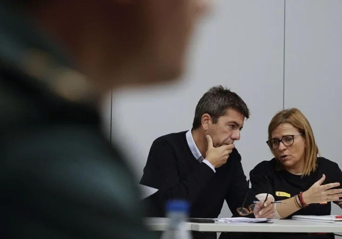 El presidente de la Generalitat valenciana, Carlos Mazón, y la delegada del Gobierno, Pilar Bernabé, en una reunión del centro de coordinación de emergencias (Cecopi).