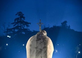 La estatua del Papa Juan Pablo II iluminada en el exterior del Hospital Agostino Gemelli donde se encuentra internado el Papa Francisco en Roma.