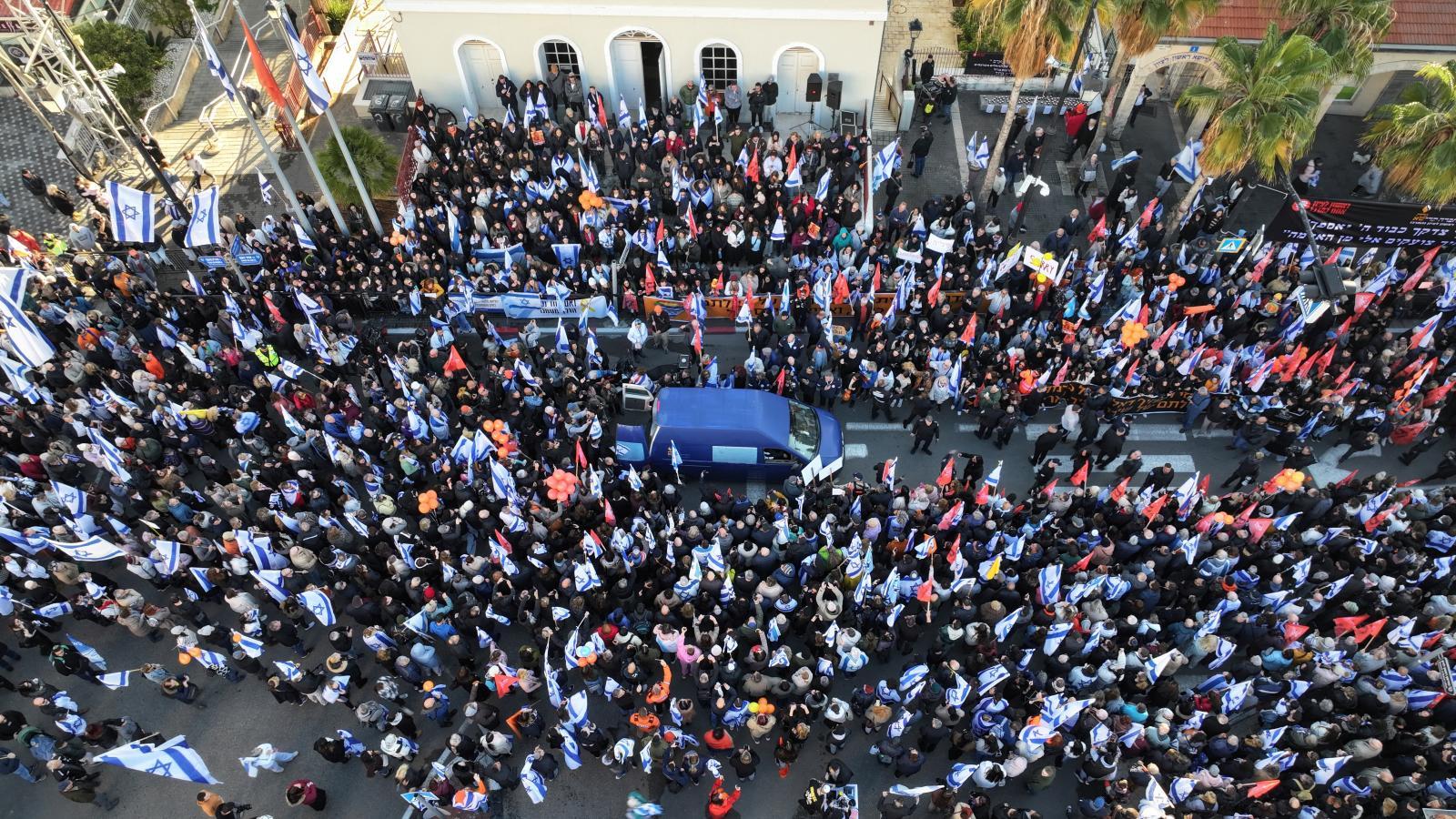 La población de Rishon Lezion rinde homenaje a la familia Bibas.