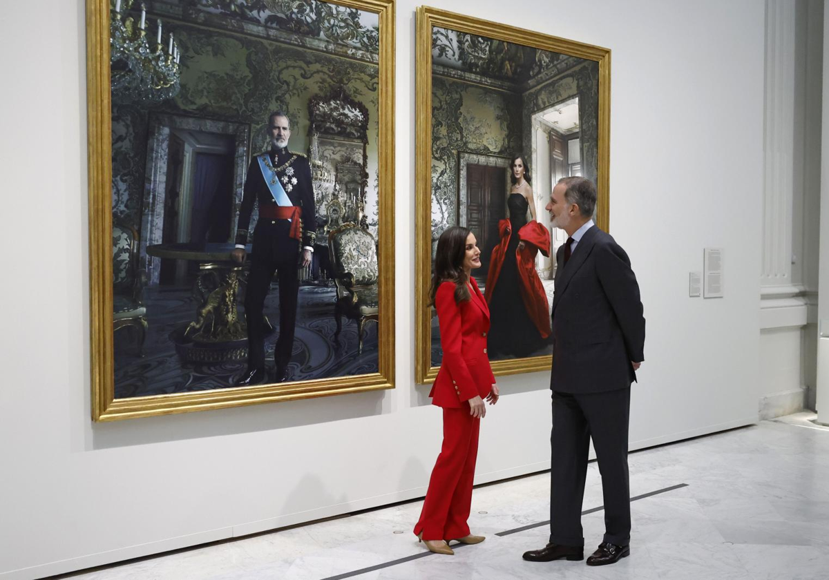 Los reyes Felipe y Letizia, delante de los retratos que les hizo la fotógrafa estadounidense Annie Leibovitz