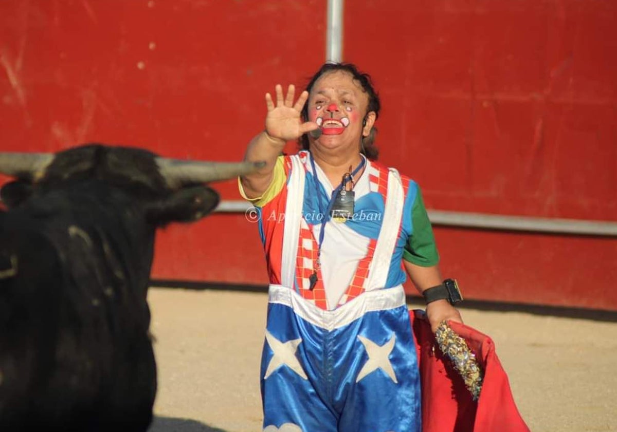 Imagen principal - Jimmy Muñoz en el ruedo (arriba), en una actuación para una despedida de soltera y con su esposa e hijo mayor, también dedicado a la tauromaquia.