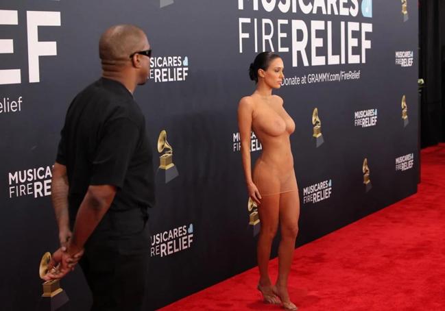 West y Censori, en la alfombra roja de los Grammy.