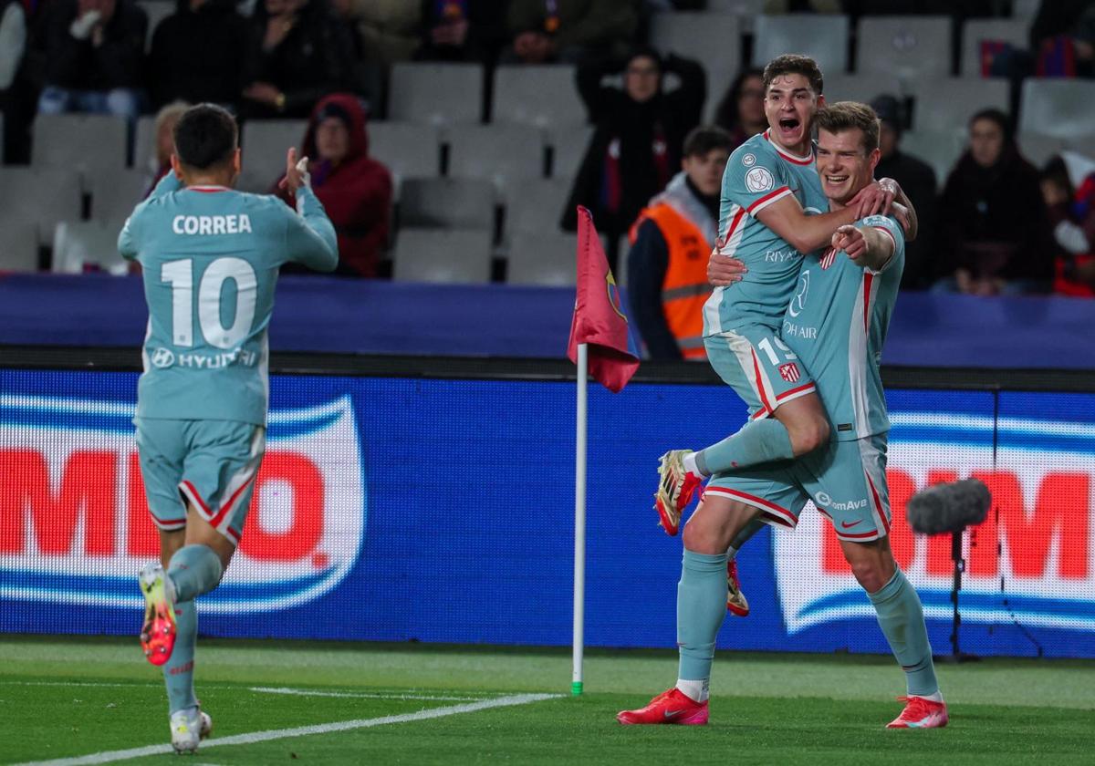 Correa, Julián Álvarez y Sorloth celebran el gol del noruego en Montjuic.