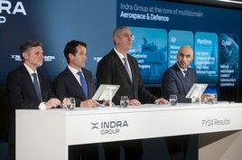 El director general financiero de Indra Group, Miguel Forteza; el presidente de Indra Group, Ángel Escribano; el consejero delegado de Indra Group, José Vicente de los Mozos, y el consejero ejecutivo de Indra Sistemas, Luis Abril, durante una rueda de prensa, en la sede de Indra.