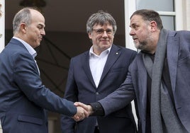 Junqueras saluda a Turull a su llegada a Waterloo para reunirse con Carles Puigdemont.