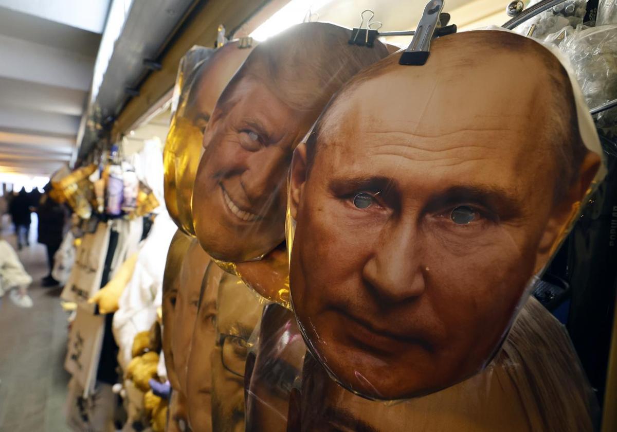 Máscaras con la imagen del presidente ruso, Vladímir Putin, y del estadounidense, Donald J. Trump, en un comercio de San Petersburgo.