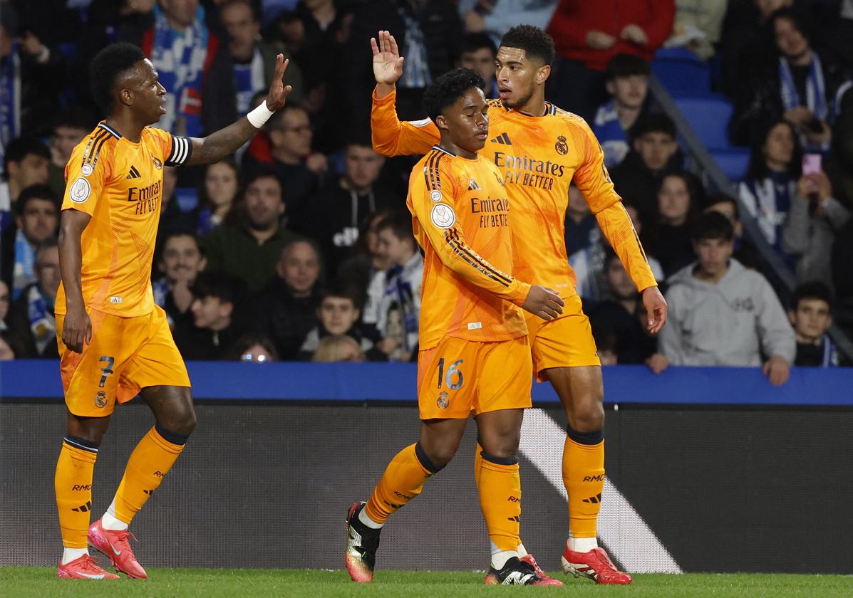 Endrick celebra su gol en Anoeta junto a Vinicius y Bellingham.