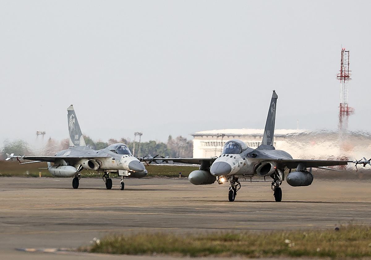 Taiwanese jets ready to take off to monitor Chinese manoeuvres.