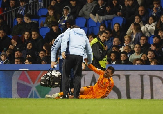 Dani Ceballos, atendido tras el golpe con Kubo el partido de Copa contra la Real Sociedad.