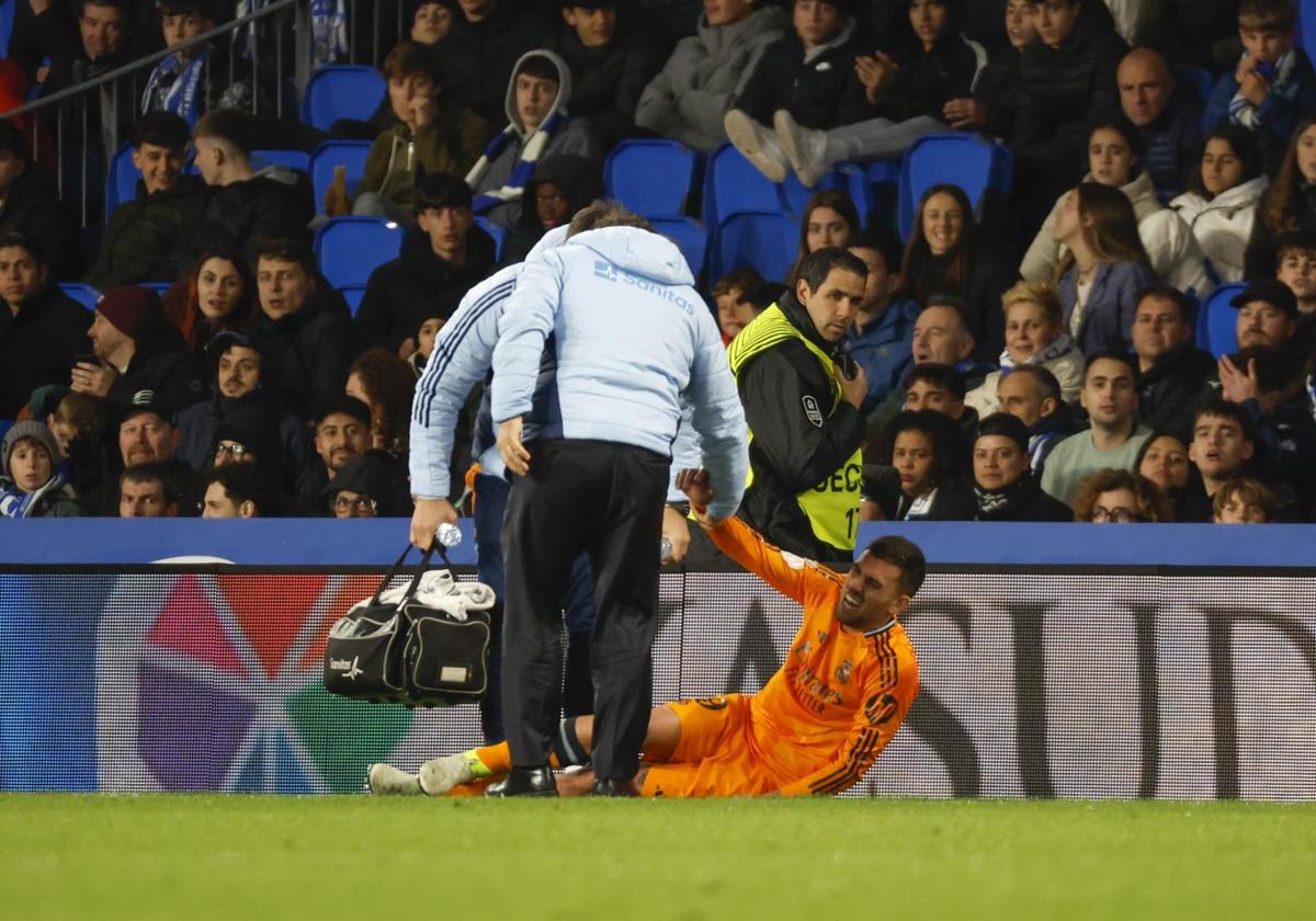 Dani Ceballos, siendo atendido tras el golpe con Kubo el partido de Copa contra la Real Sociedad