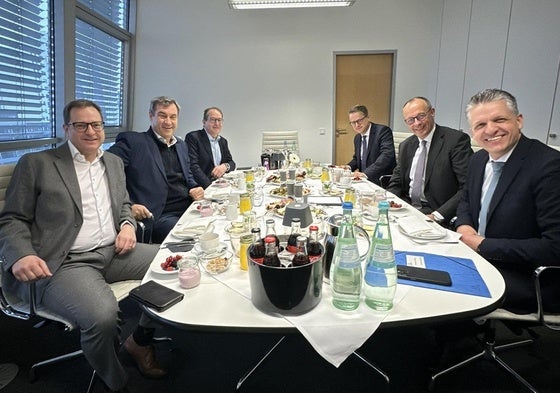 El polémico desayuno de trabajo de Friedrich Merz con miembros de la CDU/CSU.