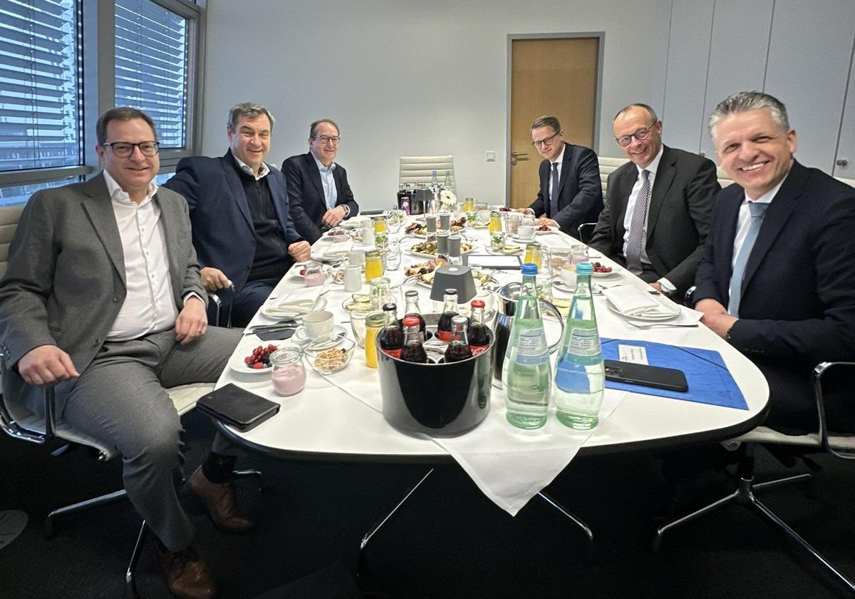 El polémico desayuno de trabajo de Friedrich Merz con miembros de la CDU/CSU.