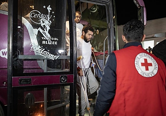 Llegada de prisioneros palestinos en libertad tras ser canjeados por los rehenes.