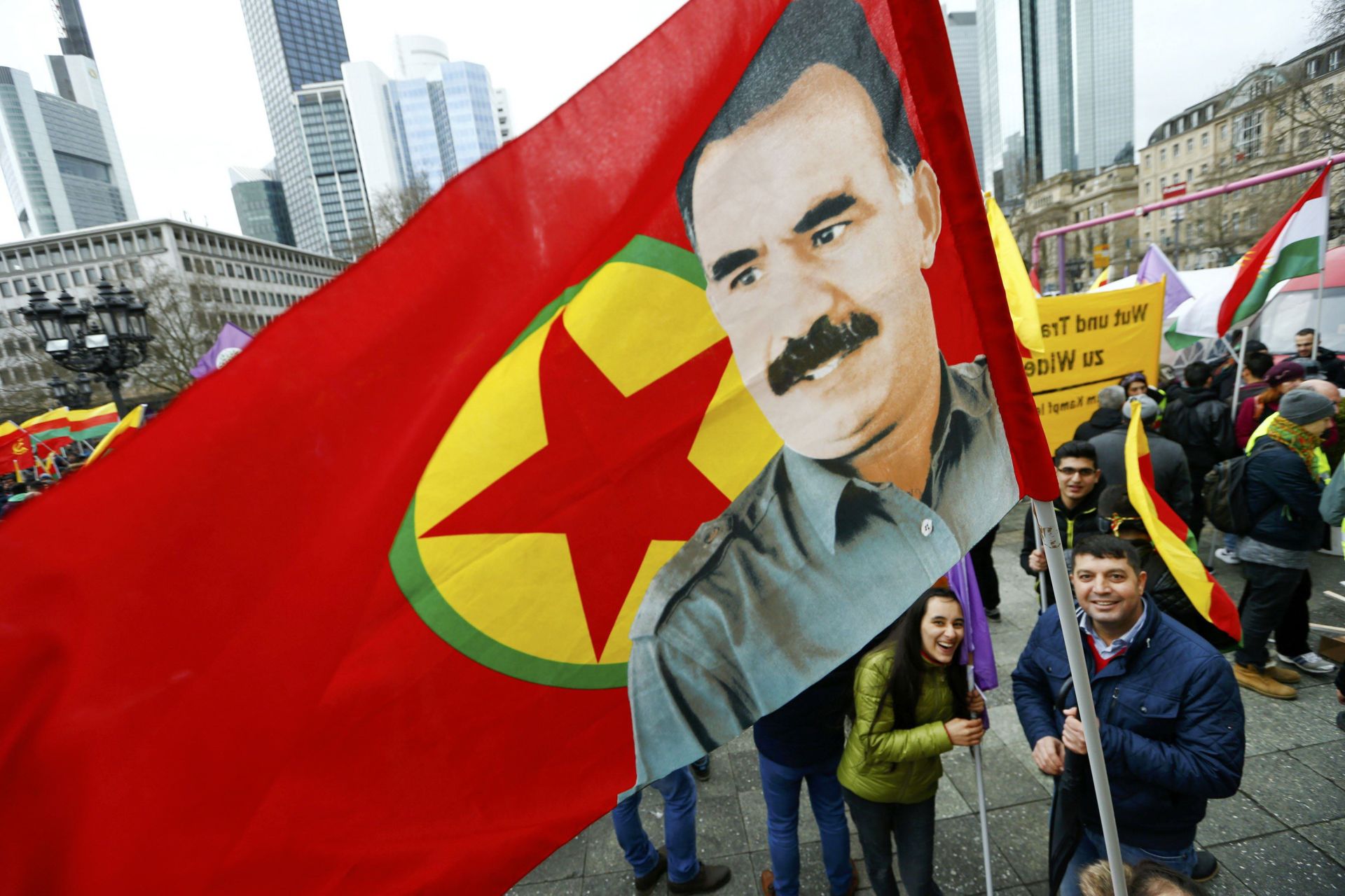 Simpatizantes muestras una bandera de Ocalan en una manifestación.