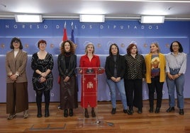 La portavoz parlamentaria de Sumar, Verónica M. Barbero, en rueda de prensa en el Congreso.