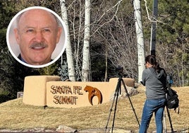 Reporteros, en la entrada de la residencia privada donde Gene Hackman fue encontrado muerto el miércoles con su esposa y su perro, en Santa Fe.