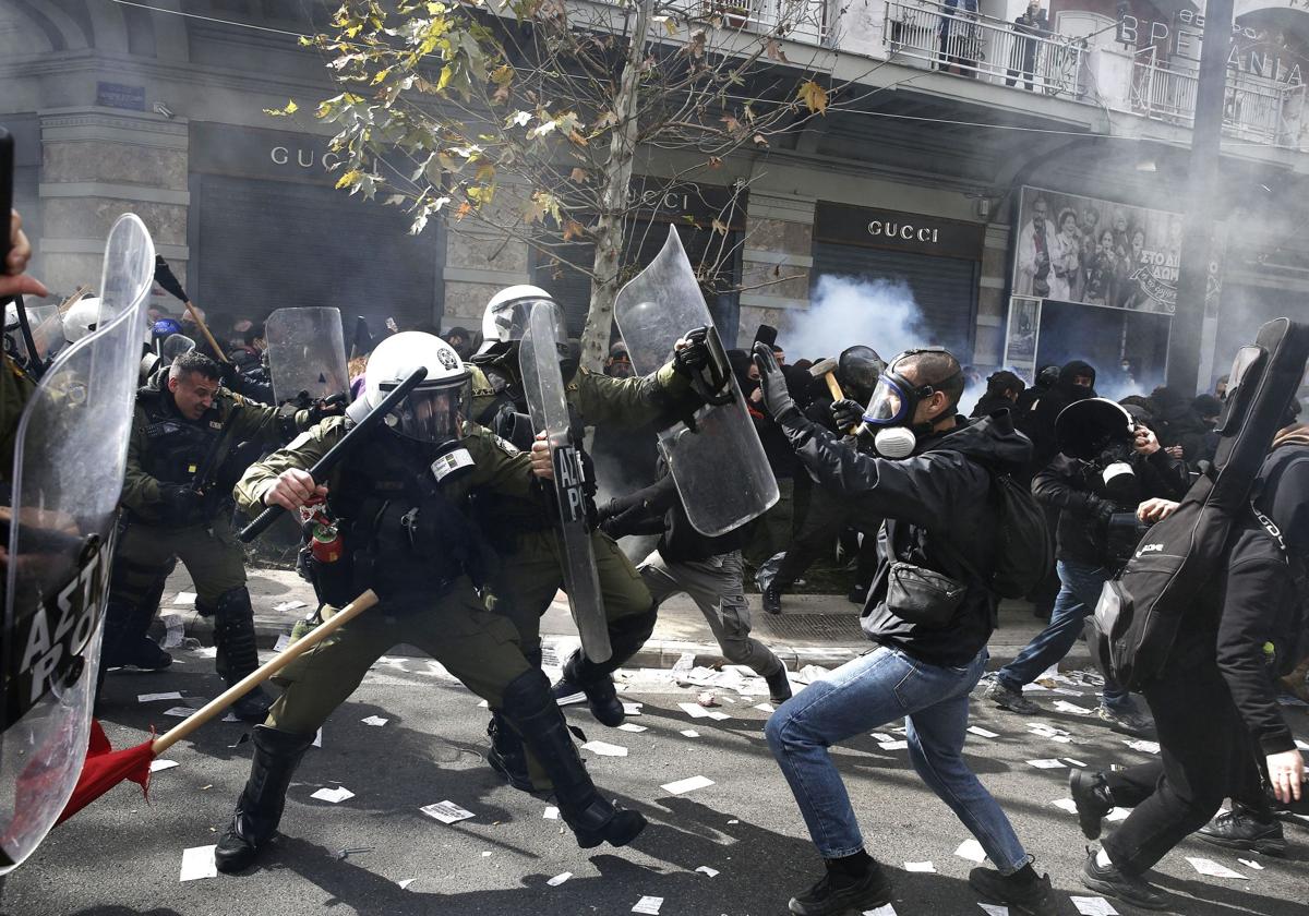 La protesta de este viernes en Atenas derivó en enfrentamientos entre policías y manifestantes en la icónica plaza Syntagma.