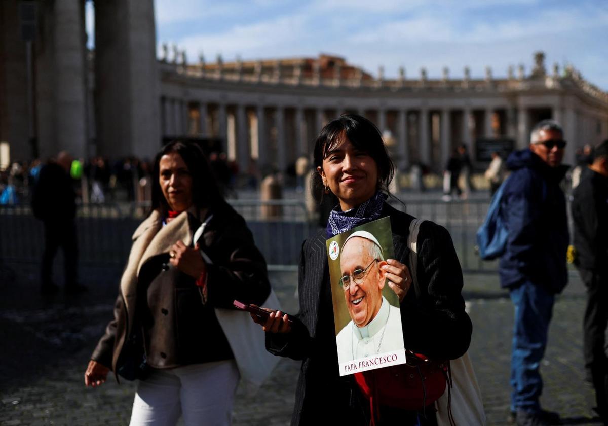 Dos feligresas con la foto del Papa, en la plaza de San Pedro.