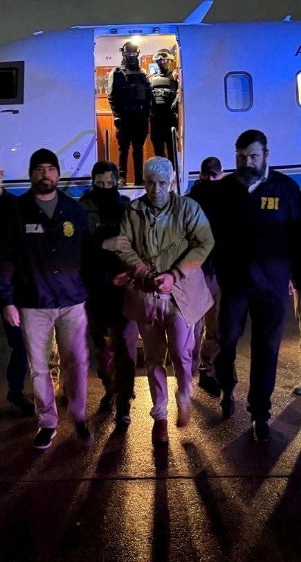 Rafael Caro Quintero a su llegada a Estados Unidos, escoltado por agentes del FBI.