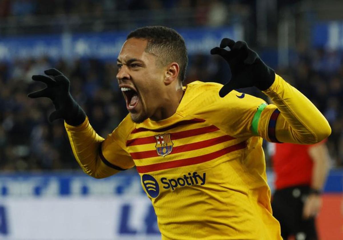 Vitor Roque, durante un partido con el Barça.