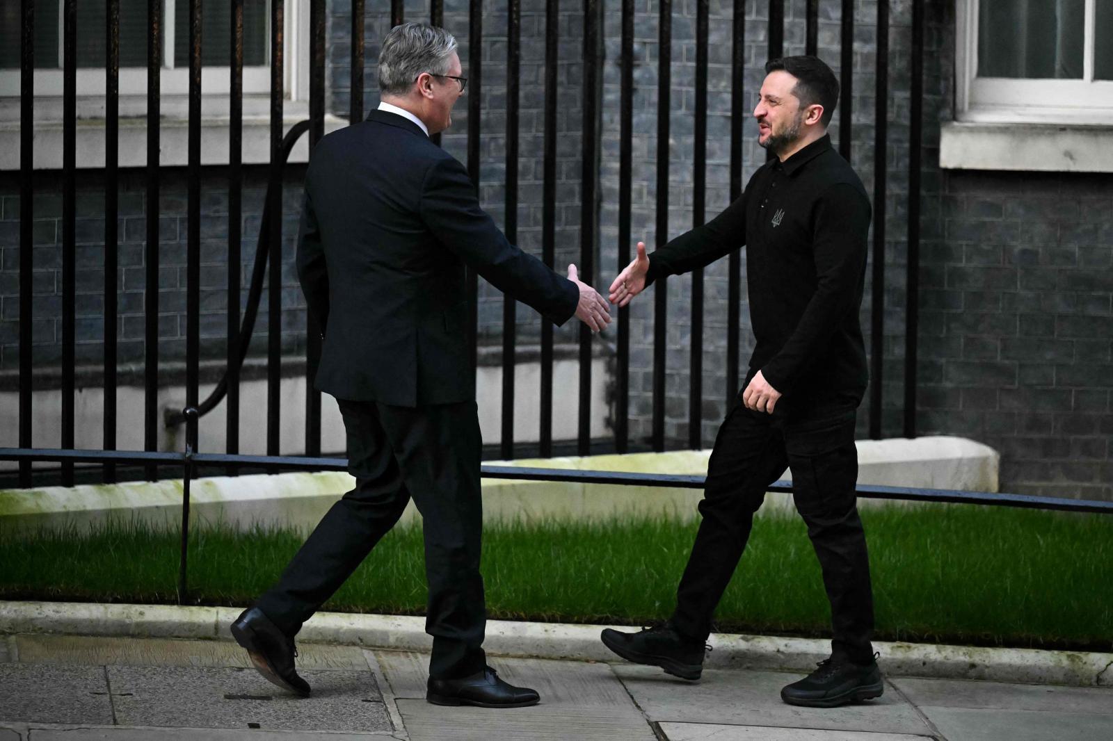 Starmer y Zelenski se saludan delante del 10 de Downing Street.