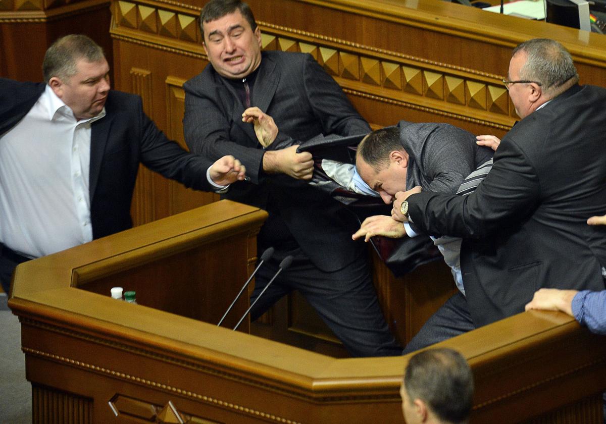 Imagen de la pelea en el Parlamento de Ucrania en 2012.