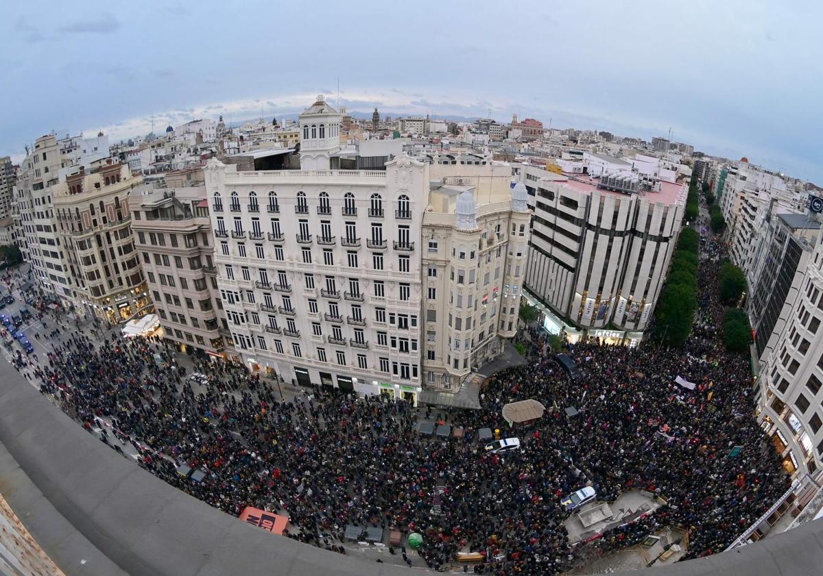 Imagen principal - Mazón se enfrenta a la quinta manifestación que exige su dimisión por la dana