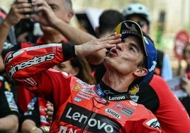 Marc Márquez celebra el triunfo en la carrera al sprint