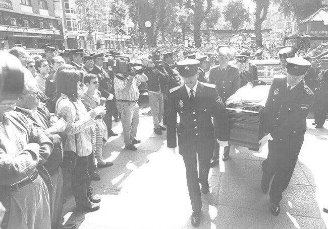 Funeral por el policía asesinado.